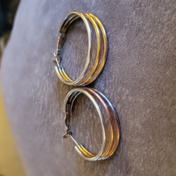 3/$30 VTG Extra Large Three Hoop Huggie Earrings - Picture 3 of 6